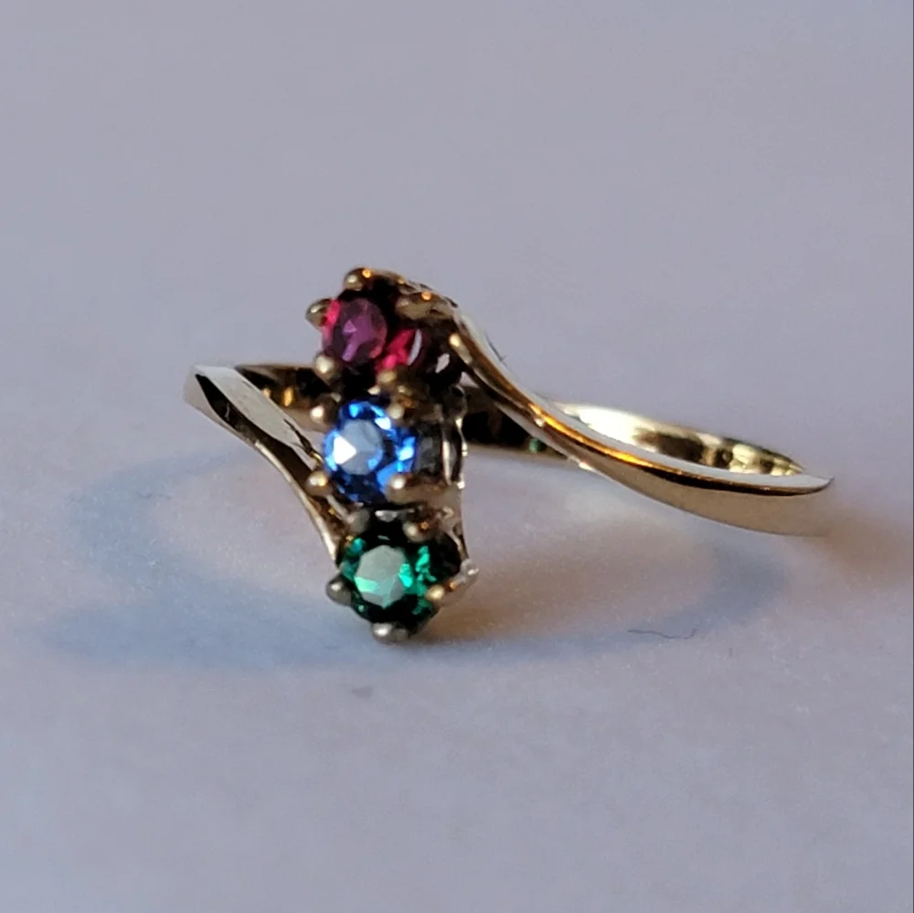 Vintage Triple Gemstone Ring Gold Tone Green Red Blue Simulated Stones Size 7.5